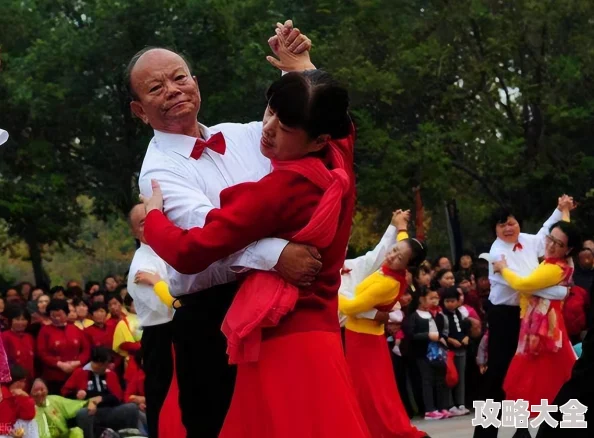 chinese老太交广场舞大赛夺冠后与舞伴传出绯闻引小区热议