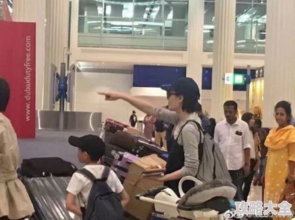 女儿的朋友高中毕业后前往欧洲旅行体验不同文化